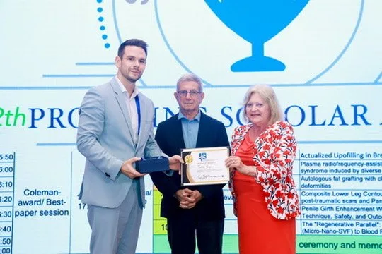 Dr. Varga Tamás átveszi az ISPRES Sidney Coleman Promising Scholar Díjat